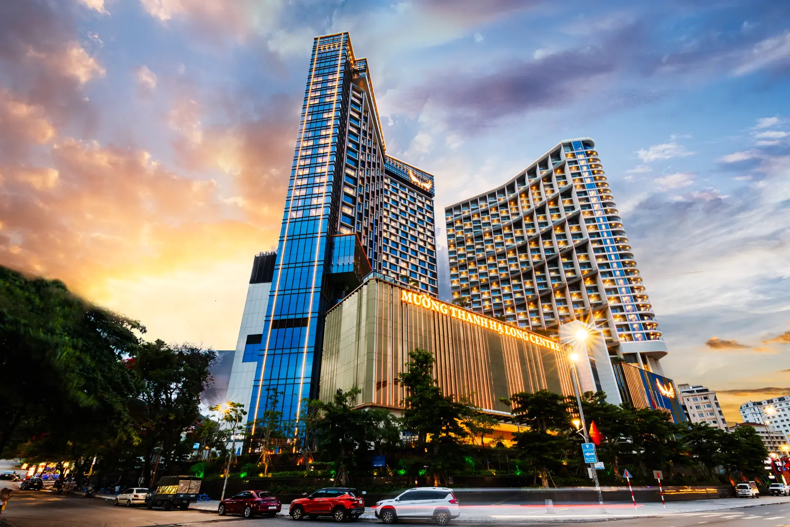 Hai tòa Mường Thanh Luxury Hạ Long Centre và Centre II đứng cạnh nhau trên đường Hạ Long lúc hoàng hôn