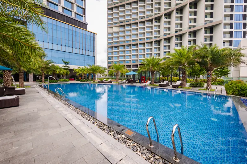 Bể bơi ngoài trời tầng 5 của Mường Thanh Luxury Hạ Long Centre tòa A, phía sau là hai tòa Centre