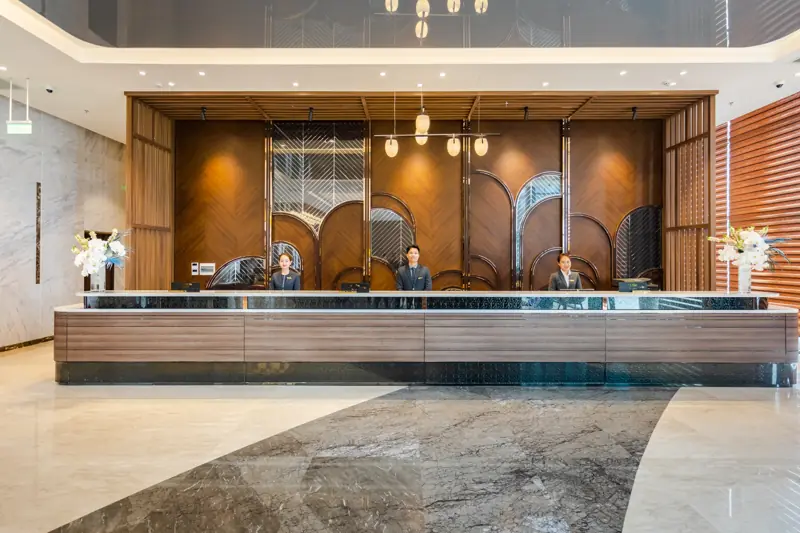 Quầy lễ tân ở sảnh Mường Thanh Luxury Hạ Long Centre tòa A