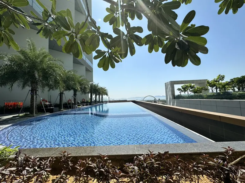 Bể bơi vô cực ngoài trời nhìn ra vịnh ở Mường Thanh Luxury Hạ Long Centre II tòa B