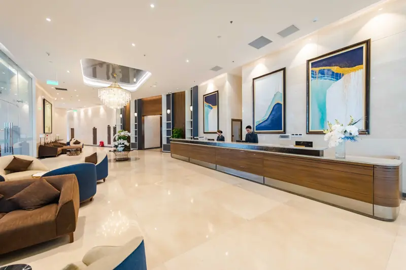 Quầy lễ tân ở sảnh Mường Thanh Luxury Hạ Long Centre II tòa B