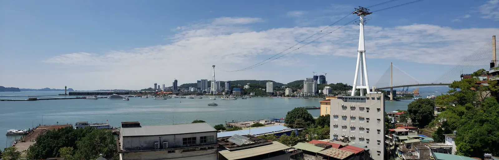 Khu khách sạn ven vịnh Bãi Cháy, trụ cáp treo Nữ Hoàng và cầu Bãi Cháy nhìn từ Hòn Gai