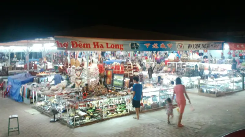 Sạp đồ lưu niệm, vỏ ốc, ngọc trai ở chợ đêm Hạ Long, Bãi Cháy năm 2011