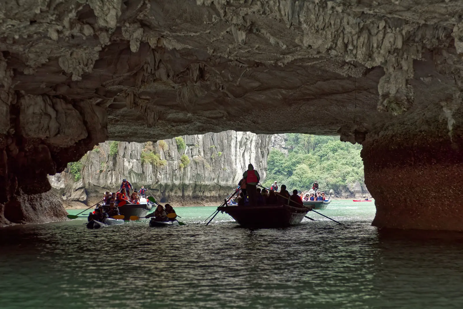 Đò nan chở khách qua vòm đá hang Luồn trên vịnh Hạ Long