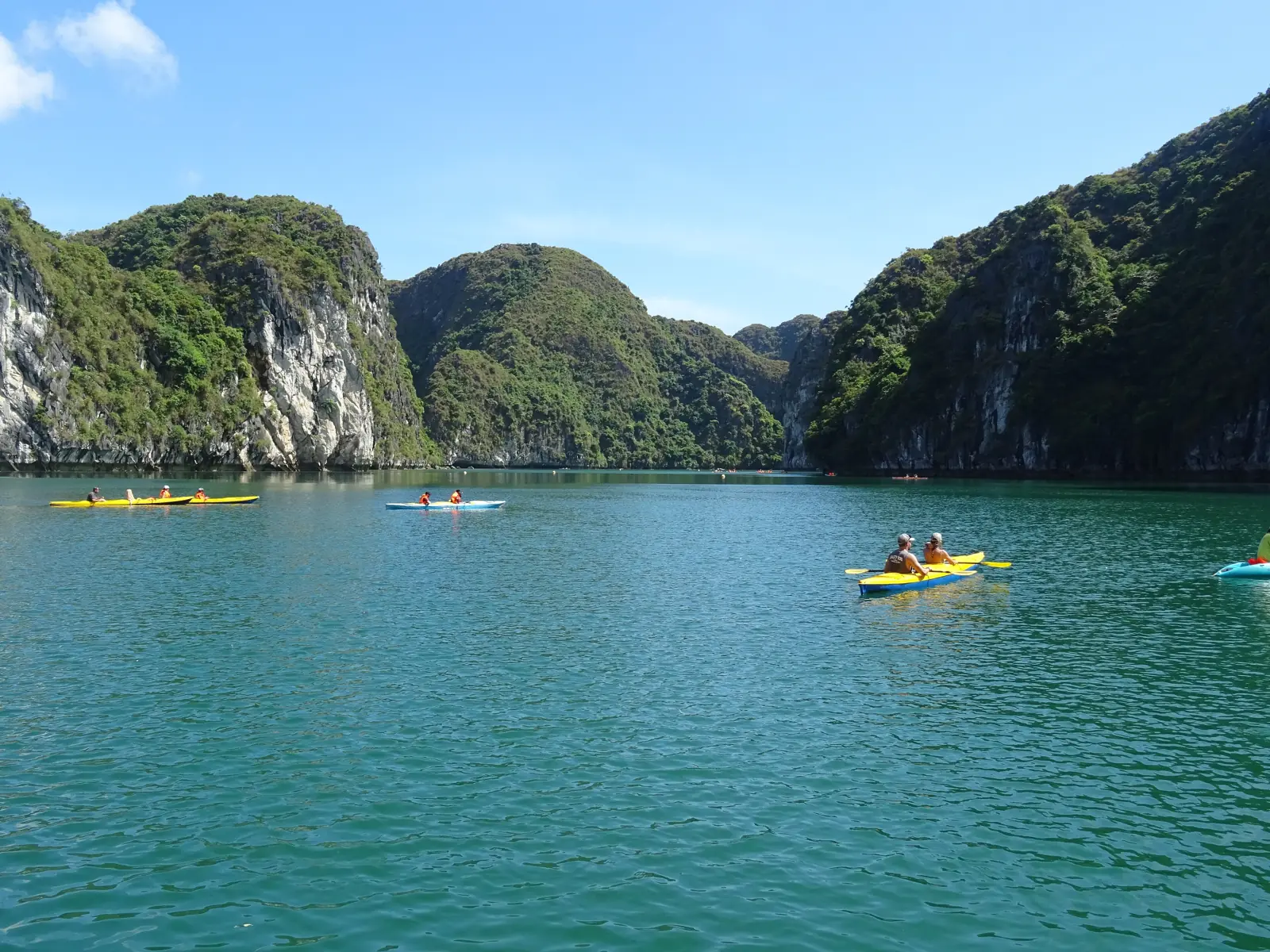 Khách chèo kayak giữa các đảo đá vôi trên vịnh Hạ Long