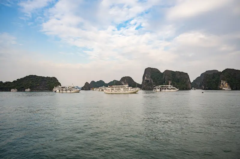 Tàu tham quan giữa các đảo đá vôi trên vịnh Hạ Long, gần đảo Ti Tốp