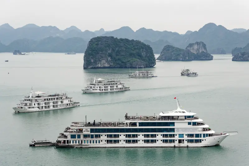 Vịnh Hạ Long một trưa tháng 1 trời xám nhẹ, du thuyền chạy giữa các đảo đá, nhìn từ đảo Ti Tốp