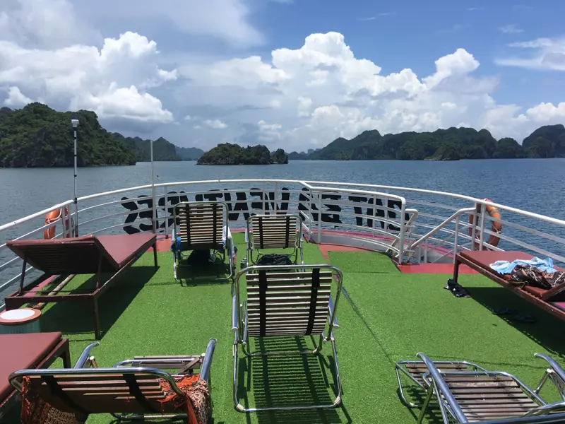 Boong tàu tham quan nhìn ra các đảo đá trên vịnh Hạ Long ngày nắng