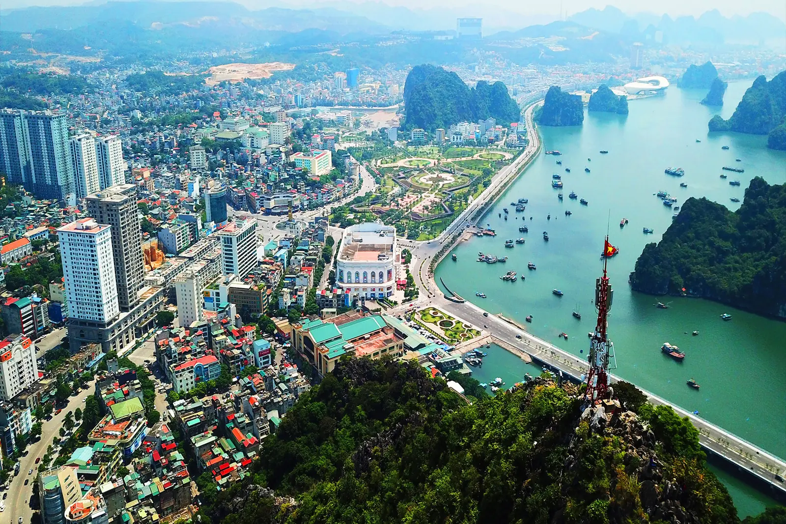 Khu Hòn Gai nhìn từ núi Bài Thơ, đường bao biển chạy dọc vịnh Hạ Long