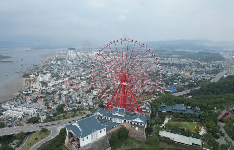 Vòng quay Sun Wheel trên đồi Ba Đèo nhìn xuống Bãi Cháy, Sun World Hạ Long
