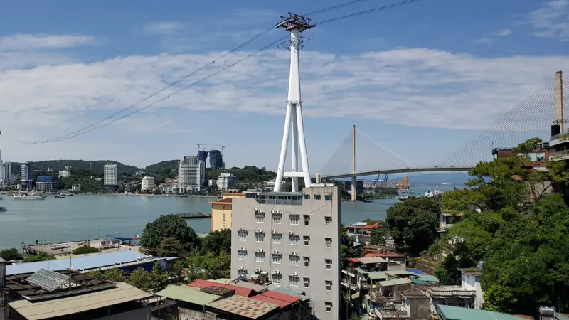 Bãi Cháy, Hạ Long một ngày nắng tháng 10: trời xanh, cột cáp treo và cầu Bãi Cháy
