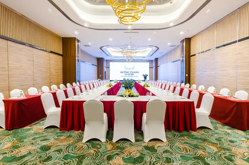 Phòng Thanh Lân bày bàn chữ U ở Mường Thanh Luxury Hạ Long Centre