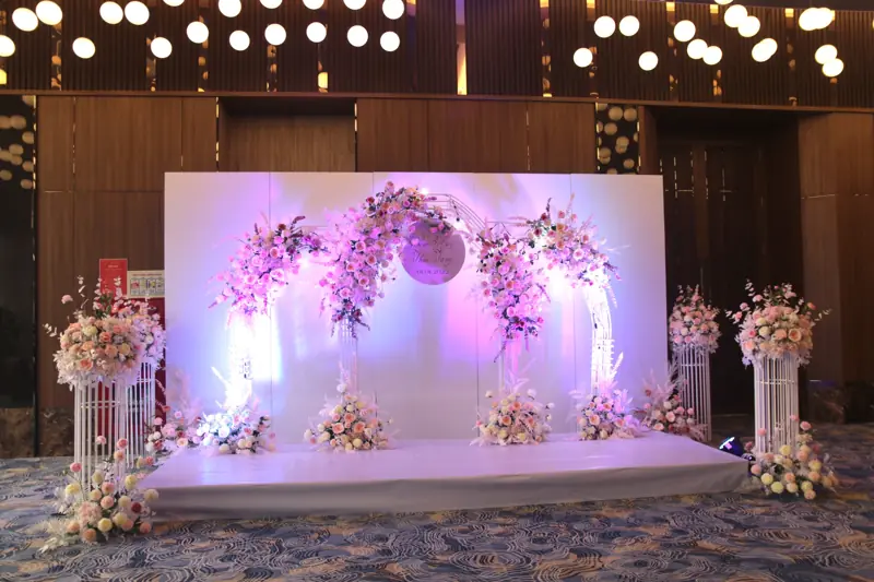 Sân khấu cưới kết hoa hồng ở Mường Thanh Luxury Hạ Long Centre