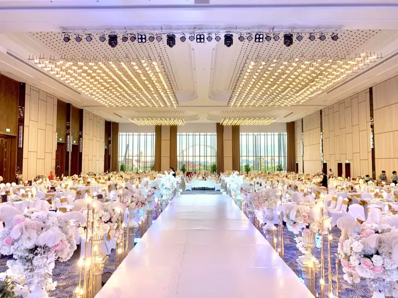 Lối đi hoa và bàn tiệc cưới trong sảnh Hồng Quảng, Mường Thanh Luxury Hạ Long Centre