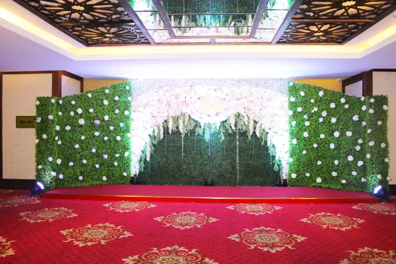 Sân khấu cưới tường hoa xanh trắng trong phòng Ngọc Vừng, Mường Thanh Luxury Quảng Ninh