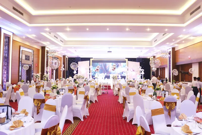 Tiệc cưới bàn tròn trong phòng Ngọc Vừng, Mường Thanh Luxury Quảng Ninh