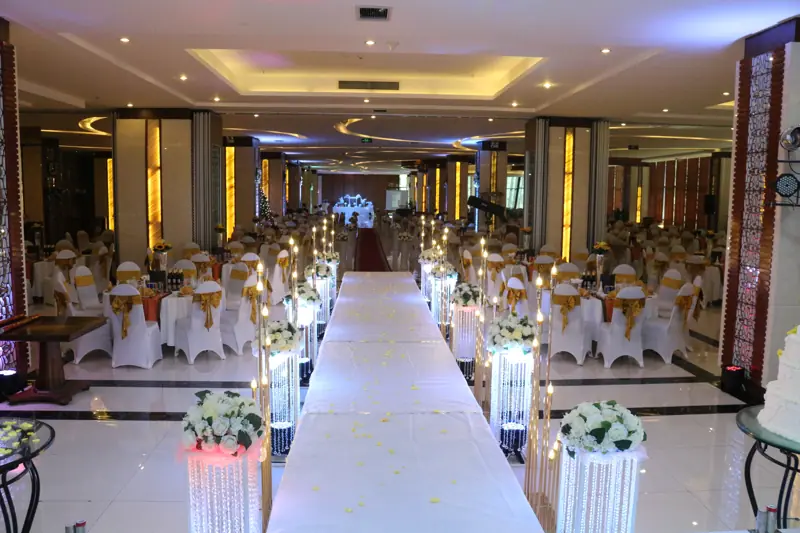 Lối đi cưới và bàn tiệc trong nhà hàng Vạn Xuân, Mường Thanh Luxury Quảng Ninh