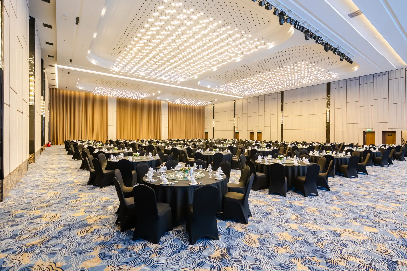 Sảnh Hồng Quảng 1.250 m² bày tiệc bàn tròn ở Mường Thanh Luxury Hạ Long Centre