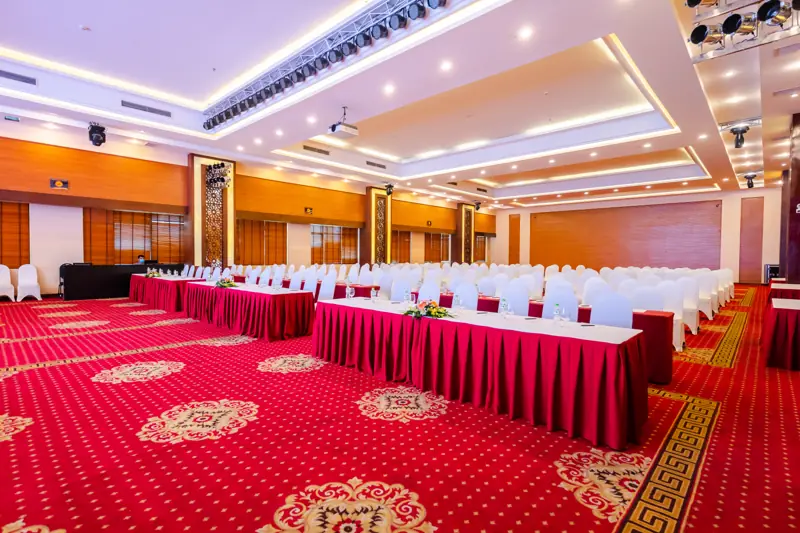 Phòng hội nghị Ngọc Vừng bày bàn kiểu lớp học ở Mường Thanh Luxury Quảng Ninh