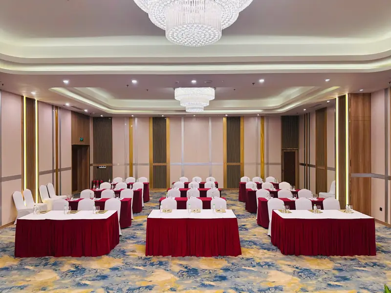Phòng họp Thống Nhất bày bàn lớp học nhỏ ở Mường Thanh Luxury Hạ Long Centre II