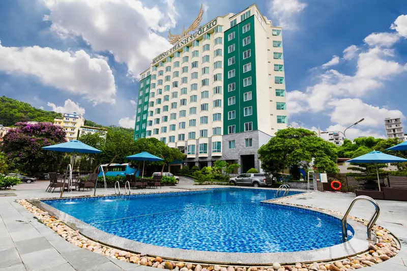 Bể bơi ngoài trời trước tòa nhà Mường Thanh Holiday Suối Mơ