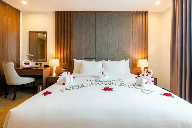 Phòng ngủ giường King của Executive Suite ở Mường Thanh Holiday Suối Mơ