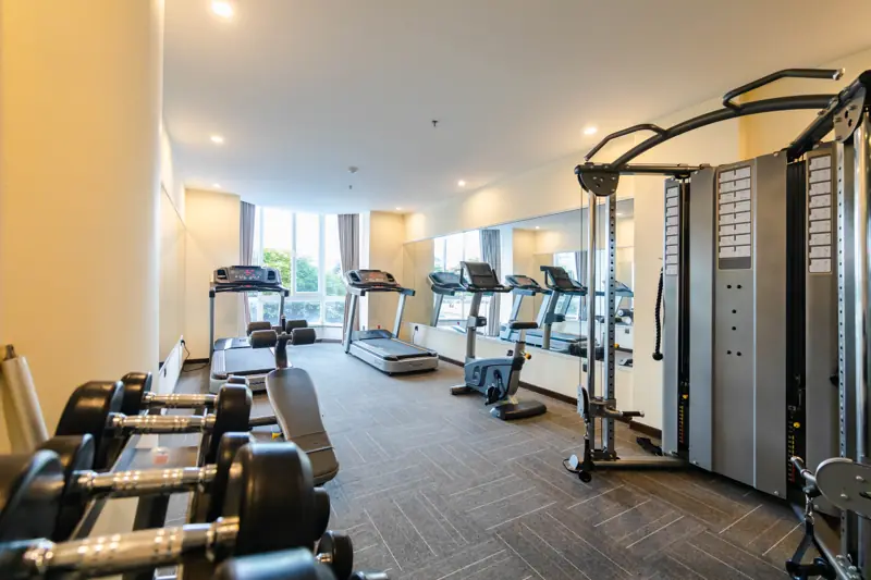 Phòng gym có máy chạy bộ ở Mường Thanh Holiday Suối Mơ