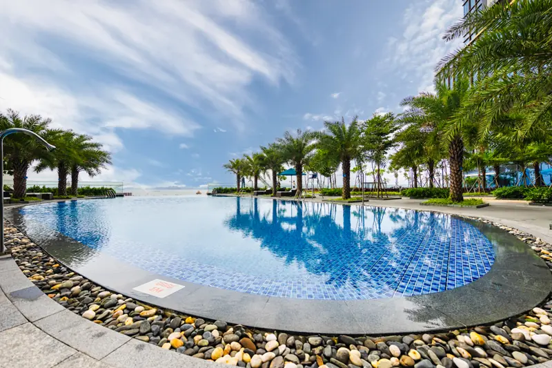 Bể bơi ngoài trời tầng 5 với hàng cọ ở Mường Thanh Luxury Hạ Long Centre