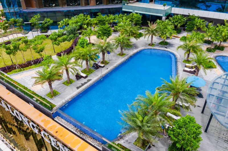 Bể bơi tầng 5 nhìn từ trên cao ở Mường Thanh Luxury Hạ Long Centre