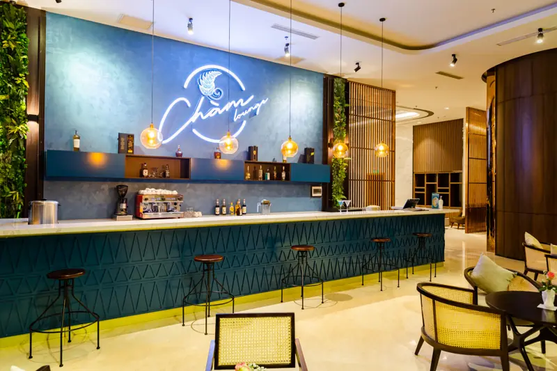 Quầy bar Chàm Lounge ở sảnh tầng 1 Mường Thanh Luxury Hạ Long Centre