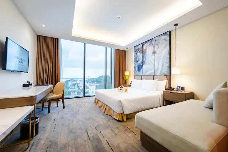 Phòng Deluxe King nhìn thành phố ở Mường Thanh Luxury Hạ Long Centre
