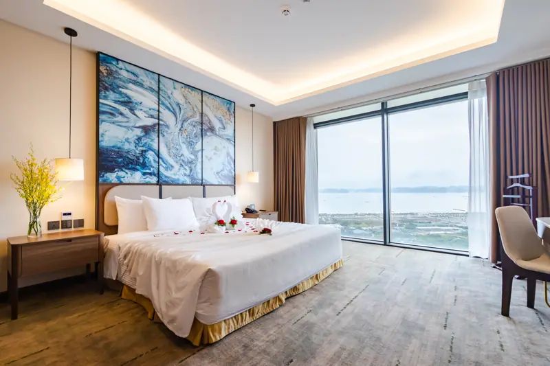 Phòng Deluxe King hướng biển, cửa kính nhìn vịnh Hạ Long, ở Mường Thanh Luxury Hạ Long Centre