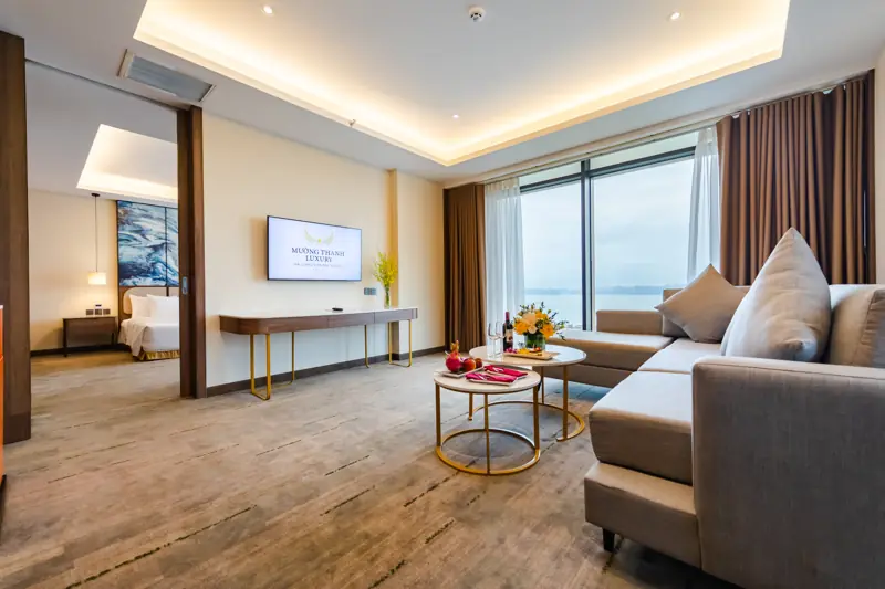 Phòng khách Grand Suite nhìn ra vịnh ở Mường Thanh Luxury Hạ Long Centre