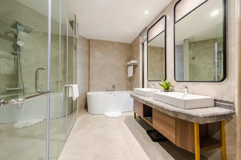 Phòng tắm Grand Suite có bồn sục ở Mường Thanh Luxury Hạ Long Centre