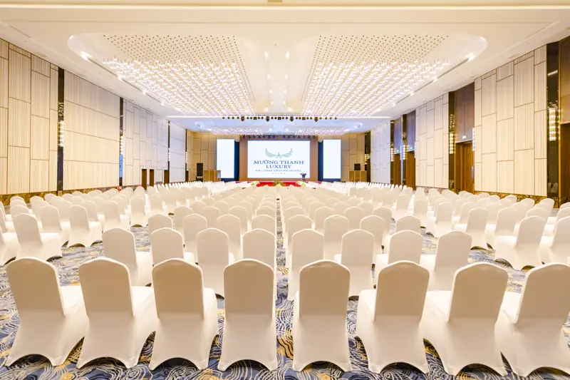 Sảnh Hồng Quảng xếp ghế kiểu rạp hát ở Mường Thanh Luxury Hạ Long Centre