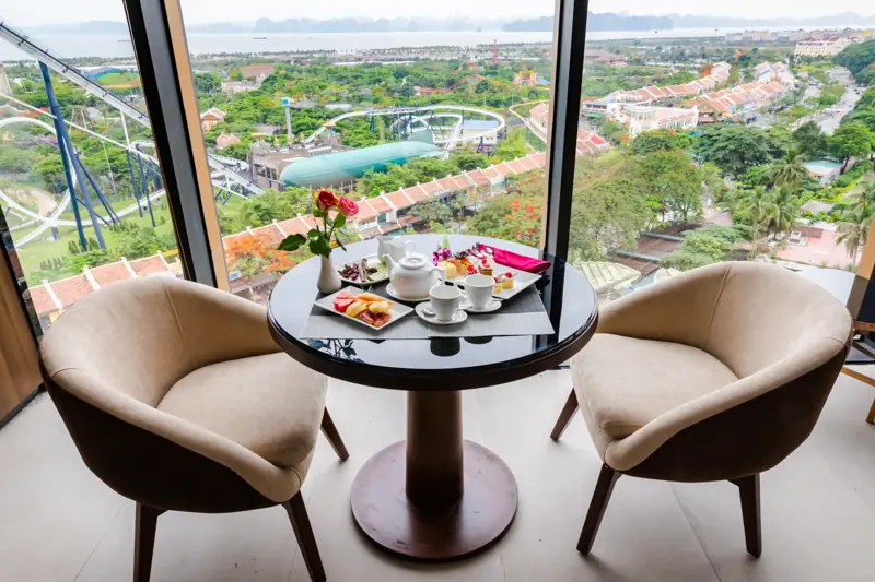 Bàn trà chiều cạnh cửa kính ở Minh Châu Lounge, Mường Thanh Luxury Hạ Long Centre