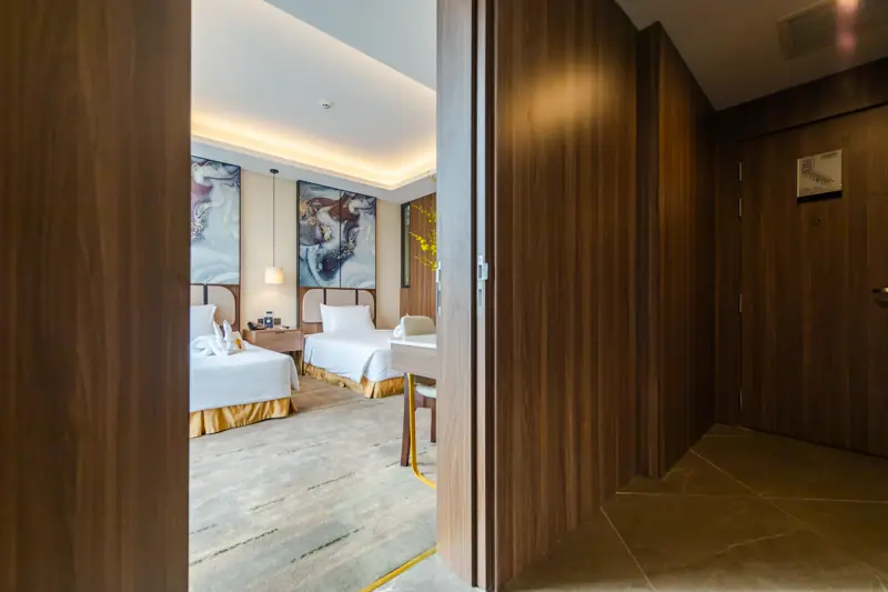 Cửa thông giữa hai phòng Deluxe ở Mường Thanh Luxury Hạ Long Centre