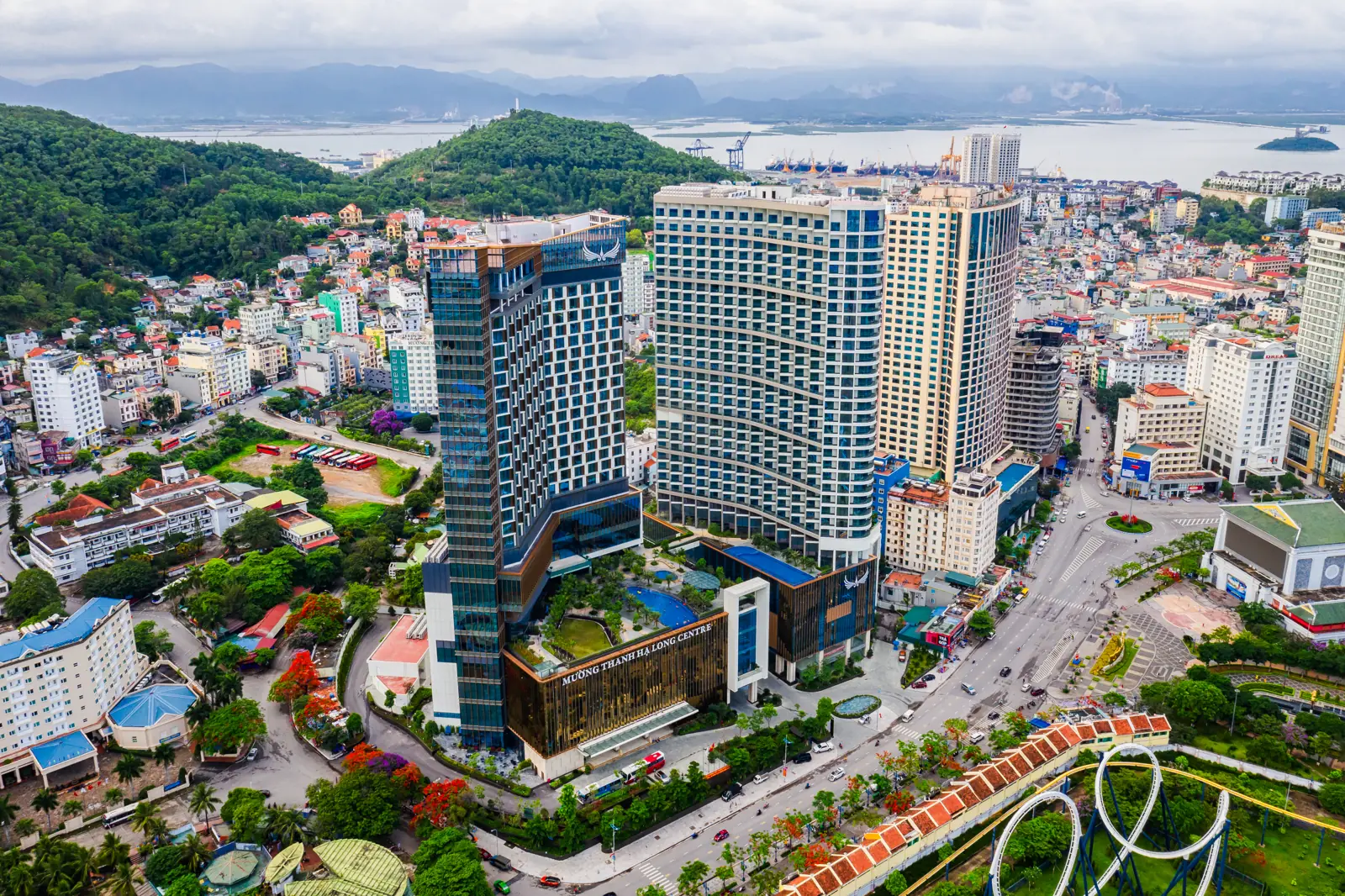Cụm Mường Thanh Luxury Hạ Long Centre trên đường Hạ Long, Bãi Cháy, nhìn từ trên cao, phía sau là vịnh Hạ Long