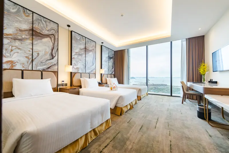 Phòng Deluxe Triple 3 giường đơn hướng biển ở Mường Thanh Luxury Hạ Long Centre