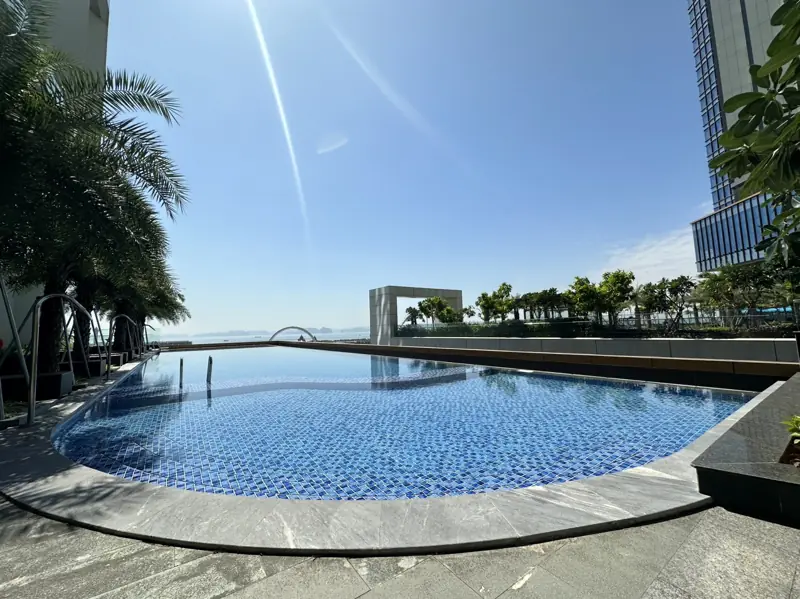 Bể bơi vô cực ngoài trời tầng 7 Mường Thanh Luxury Hạ Long Centre II nhìn ra biển