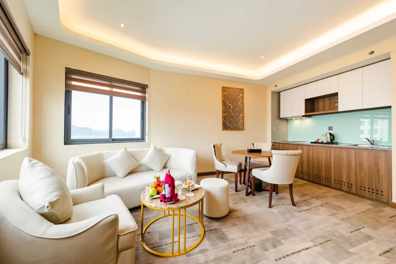 Phòng khách căn Deluxe Suite 1 phòng ngủ ở Mường Thanh Luxury Hạ Long Centre II