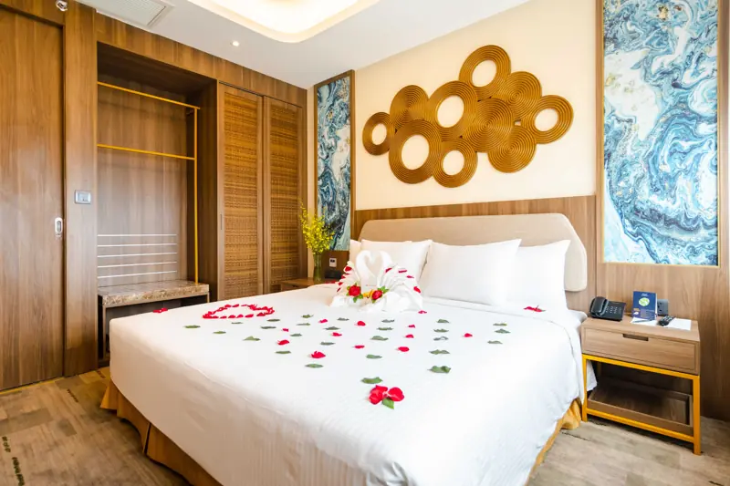 Phòng ngủ giường lớn căn Deluxe Suite ở Mường Thanh Luxury Hạ Long Centre II