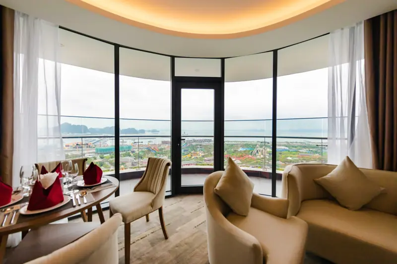Phòng khách căn Executive Suite với vách kính cong nhìn toàn cảnh ở Mường Thanh Luxury Hạ Long Centre II
