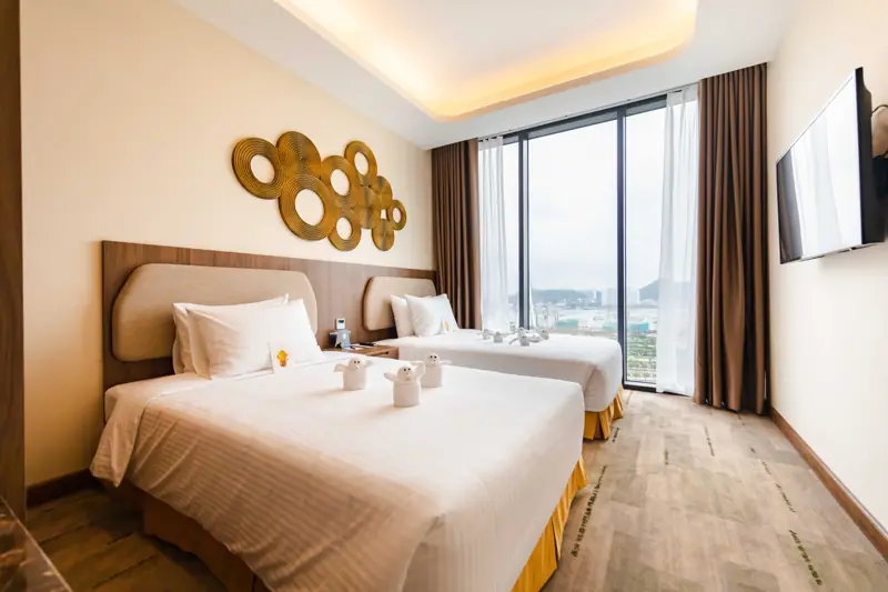 Phòng ngủ căn Executive Suite 2 phòng ngủ ở Mường Thanh Luxury Hạ Long Centre II