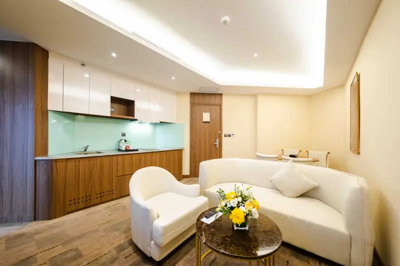 Phòng khách căn Family Suite 2 phòng ngủ ở Mường Thanh Luxury Hạ Long Centre II