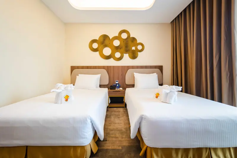Phòng ngủ hai giường đơn trong căn Family Suite ở Mường Thanh Luxury Hạ Long Centre II