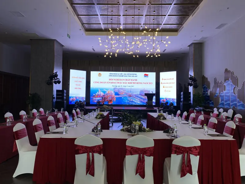 Phòng Hòa Bình bày hội nghị có màn LED ở Mường Thanh Luxury Hạ Long Centre II