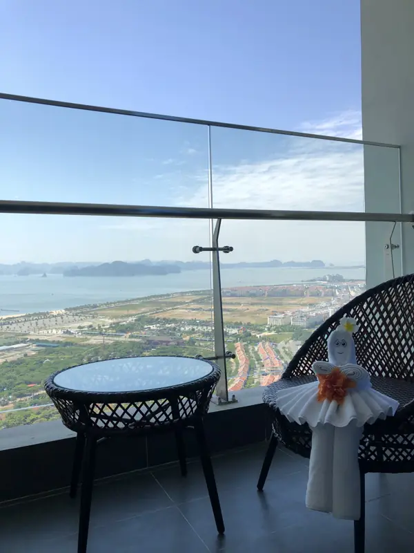 Ban công căn hộ tầng cao nhìn ra vịnh ở Mường Thanh Luxury Hạ Long Centre II