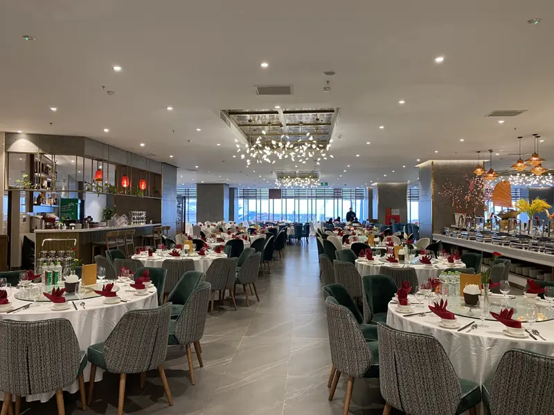 Nhà hàng Quảng La tầng 5 Mường Thanh Luxury Hạ Long Centre II bày bàn tròn