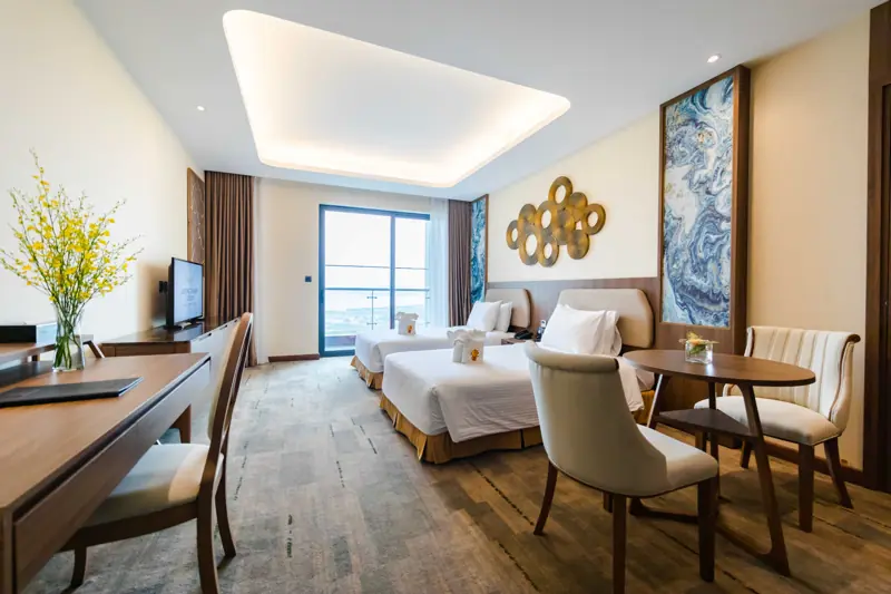 Căn Studio Twin hai giường đơn và bàn ngồi cạnh cửa kính ở Mường Thanh Luxury Hạ Long Centre II